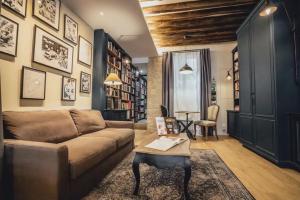 a living room with a couch and a table at Quartiers Enfants Rouges,Bretagne - Appartement d'architecte 4P in Paris