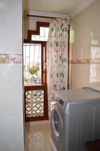 uma máquina de lavar roupa num quarto com uma janela em Appartement idéal Riad Al salam à 8 minutes de la plage du centre ville,Wifi et parking gratuits em Agadir