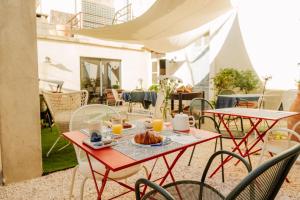 einen Tisch mit einem Teller Essen auf einer Terrasse in der Unterkunft La Maison de Gruissan in Gruissan