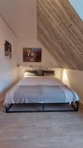 ein Schlafzimmer mit einem großen Bett und einer Holzdecke in der Unterkunft Eichholzweg 18, App 34 in Heiligenhafen