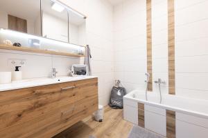 a bathroom with a tub and a sink and a bath tub at Landhofmühle in Eltendorf