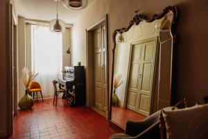 ein Wohnzimmer mit einem großen Spiegel und einem Tisch in der Unterkunft La Maison de Gruissan in Gruissan