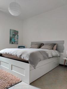 サン・ペッレグリーノ・テルメにあるMANZONI APARTS - SUITE Superiorの白い壁のベッドルームの白いベッド1台