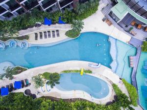 ジョムティエンビーチにあるCentara Life Maris Resort Jomtienのリゾート内のスイミングプールのオーバーヘッドビュー