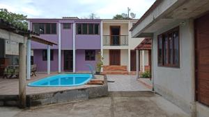 een huis met een zwembad in de tuin bij Casa com piscina em condomínio in Paraty
