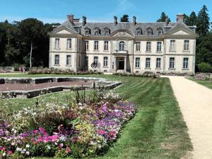 una casa grande con flores delante en VILLA LE NID BRETON, en Bignan