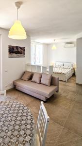 salon z kanapą i 2 łóżkami w obiekcie Rediesis Apartments w mieście Camerano