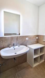 uma casa de banho com um lavatório e um espelho em Rediesis Apartments em Camerano