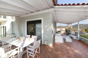 A balcony or terrace at Villa Louke