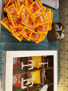zdjęcie pudełka chipsów pomarańczowych w obiekcie B&B Vittoria w Anzio