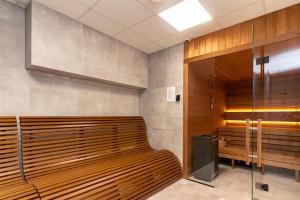 una sinagoga con bancos de madera en una habitación en Iron Apartments en Cracovia