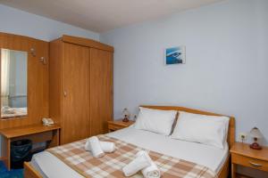 1 dormitorio con 1 cama con toallas en HOTEL KRALJEVICA, en Kraljevica