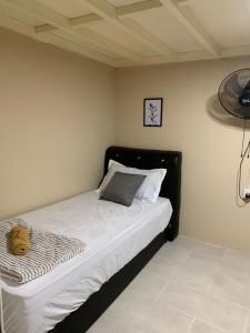 1 cama con cabecero negro en una habitación en EUC Room Stay, en Tuaran