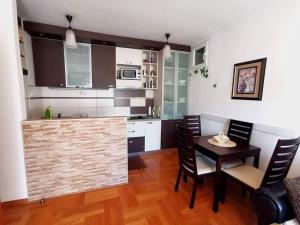Kuchyň nebo kuchyňský kout v ubytování Mira Apartment