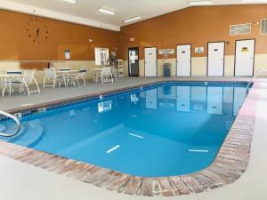 uma grande piscina com água azul num quarto de hotel em Rodeway Inn Holdrege em Holdrege