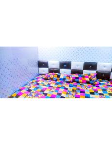 een slaapkamer met een bed met een kleurrijke sprei bij Amrit Sarai, Amritsar in Amritsar
