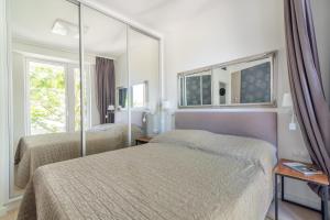 ein Hotelzimmer mit 2 Betten und einem Spiegel in der Unterkunft Spa Residence Carbona Hévíz Apartments KAKADU 203 A in Hévíz