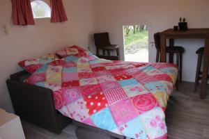 Een bed of bedden in een kamer bij Mini Camping 't Zeeuws Knoopje