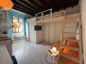 - une chambre avec des lits superposés et une échelle dans l'établissement Porta Romana Bella 2 ! Centro, à Milan