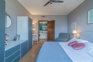 een slaapkamer met een bed met 2 kussens erop bij Ca' Maria Peonie by Wonderful Italy in Bellagio