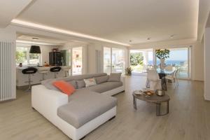 Χώρος καθιστικού στο Villa Annalisa by PosarelliVillas