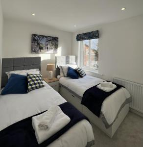 um quarto com 2 camas e uma janela em Hope House em Swindon