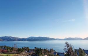 Una vista de un lago con montañas al fondo. en Two-Bedroom Apartment In Strandvik, en Dalland