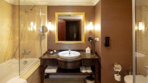 A bathroom at Crowne Plaza Istanbul Asia by IHG