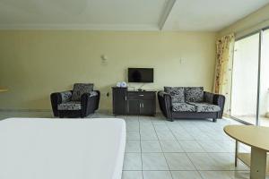 A seating area at OYO HOME 90700 Teluk Batik Holiday Apartment