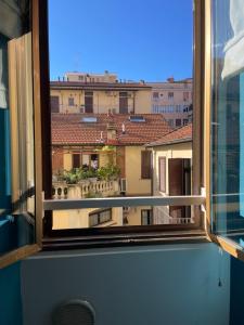 une fenêtre avec vue sur un bâtiment dans l'établissement Porta Romana Bella 2 ! Centro, à Milan