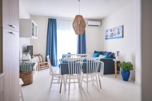 uma cozinha e sala de estar com mesa e cadeiras em Seabay em Golfo Aranci