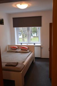 Ένα ή περισσότερα κρεβάτια σε δωμάτιο στο Ośrodek Wypoczynkowy KROPELKA