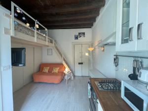 un salon avec un canapé et une mezzanine dans l'établissement Porta Romana Bella 2 ! Centro, à Milan