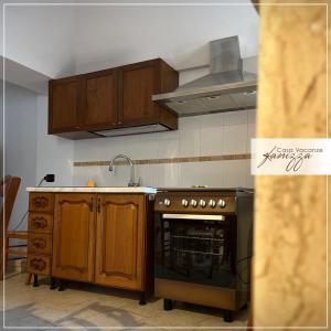 Il comprend une cuisine équipée d'une cuisinière et d'un évier. dans l'établissement Trullo Cometa, à Alberobello