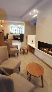 Una sala de estar con sofás y chimenea. en Casa Bela Moura, Boutique Hotel & Wine, en Porches