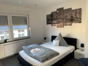 Ένα ή περισσότερα κρεβάτια σε δωμάτιο στο Appartment am Rosenplatz,24 Stunden Check in, Küche, kostenfreie Parkplätze +3 φωτογραφίες
