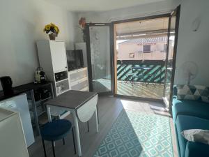Kuchyňa alebo kuchynka v ubytovaní Studio pour 2 à 4 personnes sous les Pins climatisé