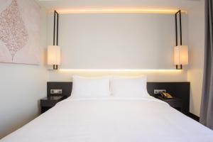 Katil atau katil-katil dalam bilik di GLOW PARK HOTEL Grand Royal Palace