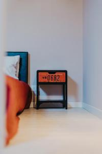 a table with a clock on it next to a bed at Le Due Dame in Manerba del Garda