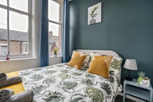 a bedroom with a bed with a green wall at 2 Bed-Town Centre-Free Parking in Old Walker