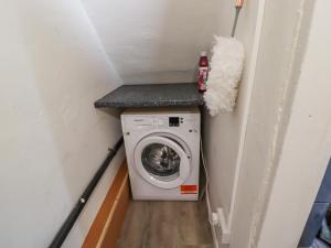 a washer and dryer in a small room at 15 Clitheroe in Skipton