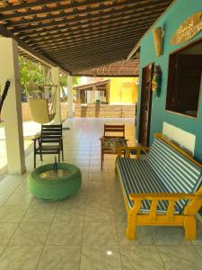 een patio met banken en een fontein in het midden bij Japaraiso I Casa Azul - Próxima ao Mar in Japaratinga