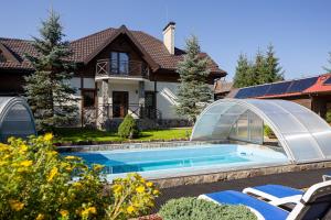 dom z basenem ze szklanym przedłużeniem w obiekcie Садиба На Перевалі w mieście Jabłonica