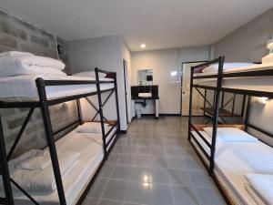 Postel nebo postele na pokoji v ubytování The 8 Factory Hotel Phitsanulok
