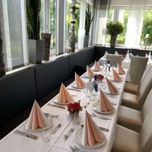 Restaurant San Marco في Ammerndorf: صف طاولات في مطعم مع مناديل
