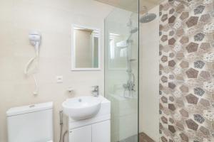 MY HOTEL في بورجومي: حمام أبيض مع حوض ودش