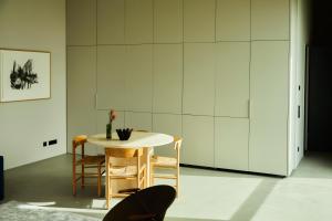 a dining room with a table and chairs at Stadtflucht Loft 5.2.2 in Berlin