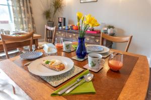 een houten tafel met een bord eten erop bij Nutsford House in Dulverton