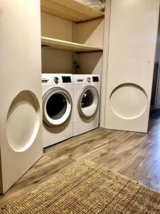 een wasruimte met 2 wasmachines en een tapijt bij Apartment Bourg St Maurice in Bourg-Saint-Maurice