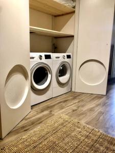 pralnia z 2 pralkami i dywanem w obiekcie Apartment Bourg St Maurice w mieście Bourg-Saint-Maurice